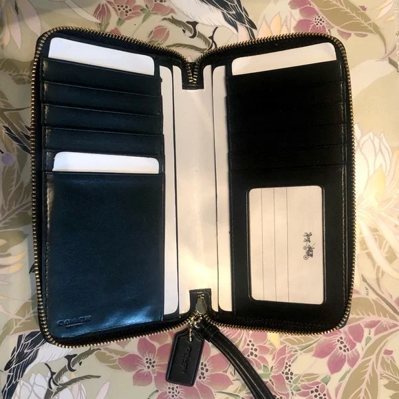 Classic Coach Black Leather Wristlet Wallet NWT,NIB,BRAND NEW FESTIVE Gift Box! - Picture 6 of 14